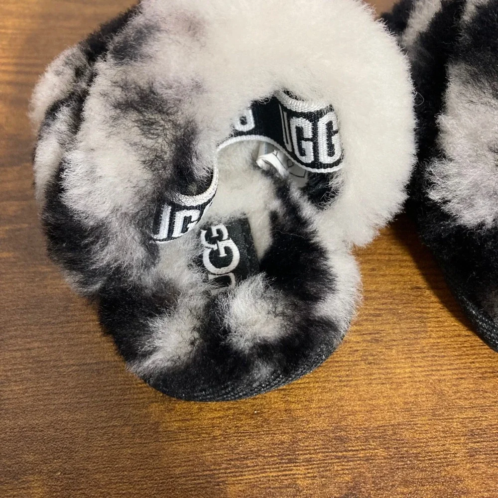 UGG Kids Fluff Yeah Marble Black White Sheepskin Slides S/N 1116330I Size 0/1